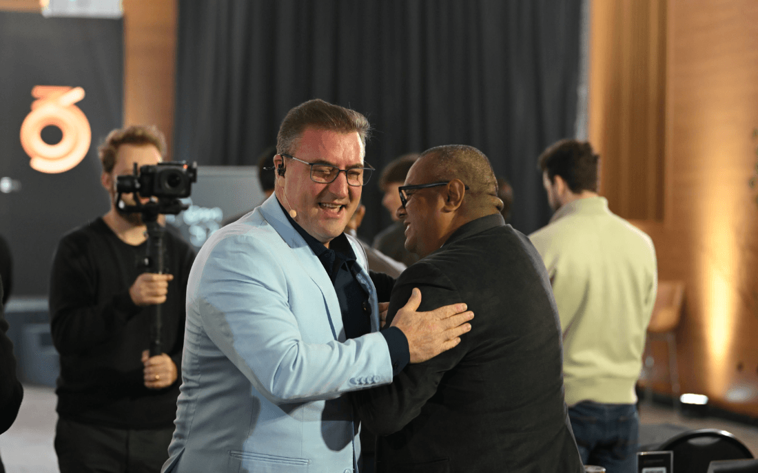 Participantes se cumprimentando