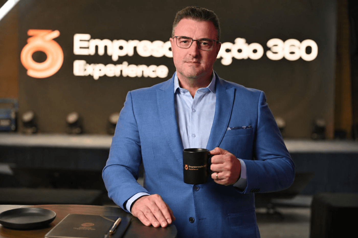 Palestrante com uma xícara de café