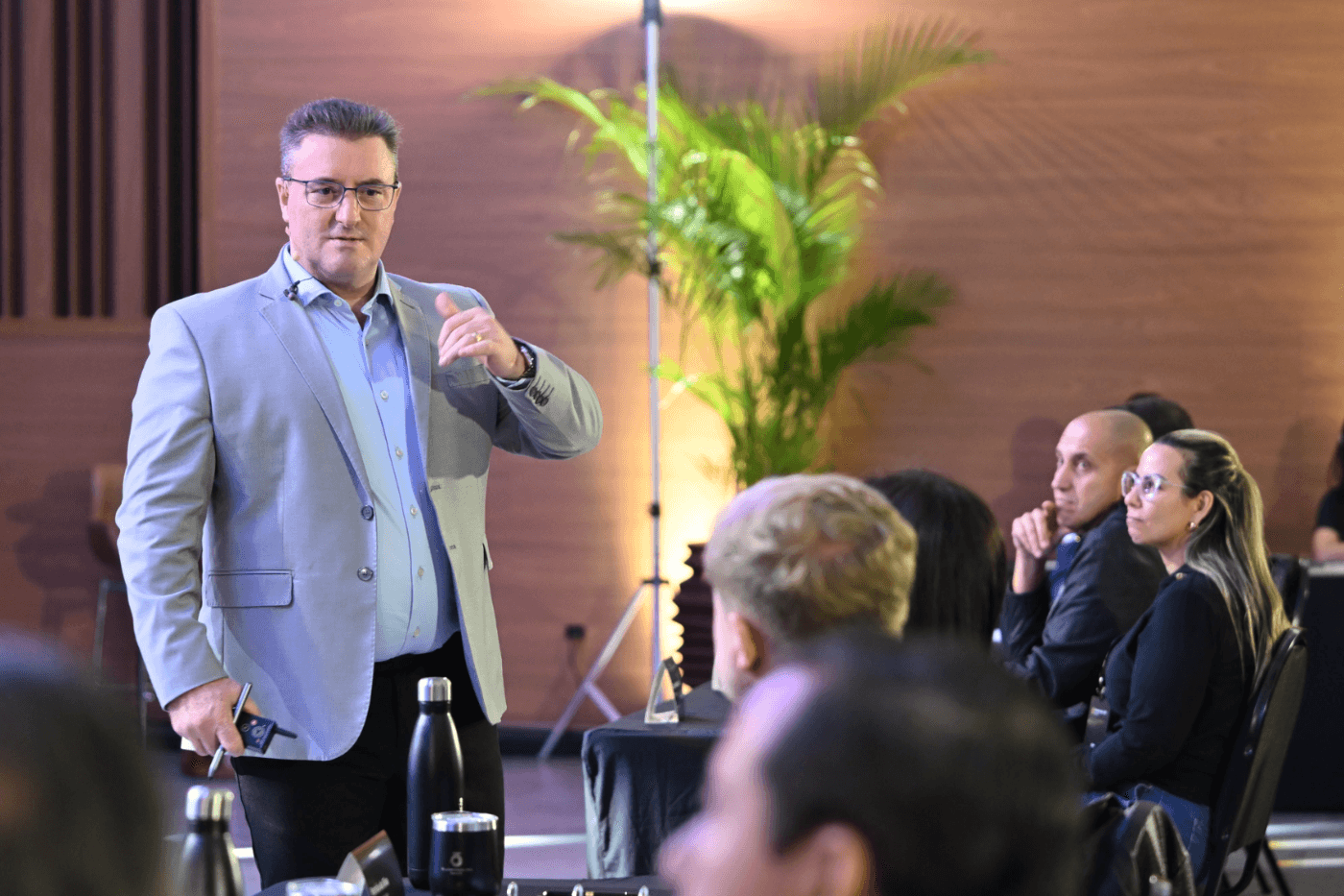 Jair Wiebelling no palco durante uma palestra
